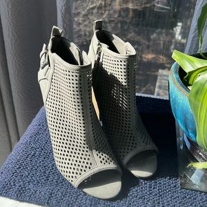 Guess peek a boo open toe shoes size 6.5